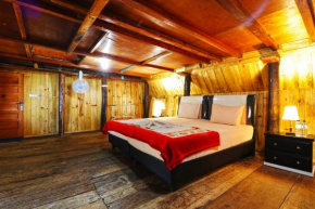  Tuk Tuk Timbul Bungalows  Simanindo